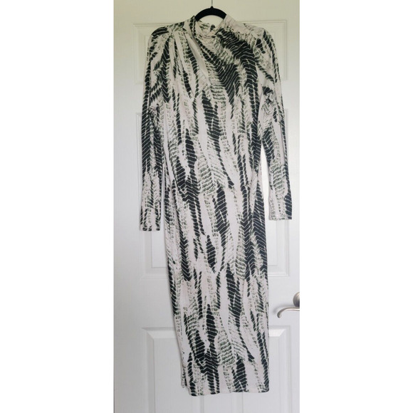 Elegant Green and White Patterned Dress - Picture 3 of 12